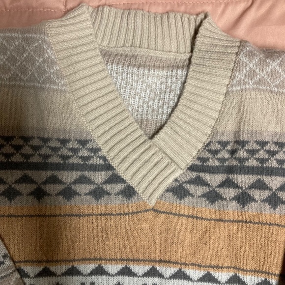 NWOT Geometric Pattern V-Neck Knit Sweater - Picture 4 of 8